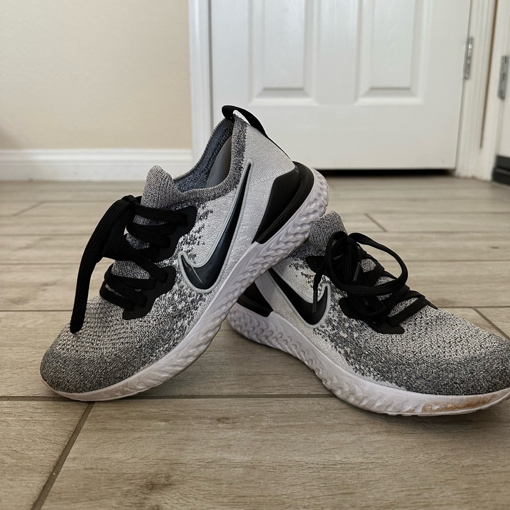 Nike Size 7 Women’s Shoe